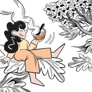 Illustration einer fröhlichen Frau mit langen, dunklen Haaren. Sie sitzt entspannt auf einem großen Blatt und hält eine dampfende Schüssel Essen in der Hand. Aus der Schüssel ragt ein Löffel heraus. Der Hintergrund der Illustratoin ist minimalistisch mit floralen Elementen in schwarz-weiß. | © SONNENTOR