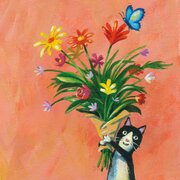 Illustration einer schwarz-weißen Katze auf rosa-orangem Hintergrund. Die Katze hält einen großen, bunten Blumenstrauß in den Pfoten. Auf einer der Blumen sitzt ein blauer Schmetterling. | © SONNENTOR