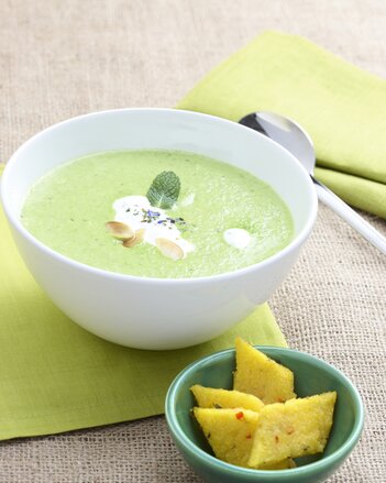 Auf dem Foto ist eine Schale mit Erbsen-Minz-Suppe zu sehen. Davor steht ein kleines Schälchen mit Polentaschnitten. | © SONNENTOR
