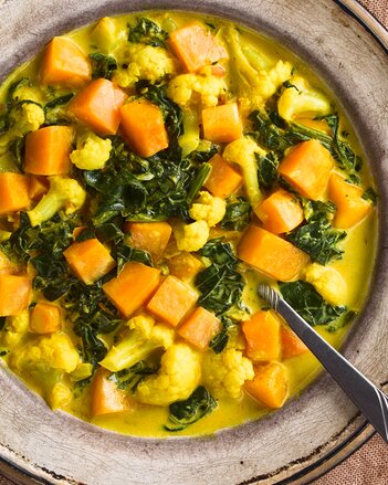 Auf dem Foto sieht man ein Teller mit indischem Gemüse Curry. Im Curry sieht man vielerlei Gemüse. | © SONNENTOR