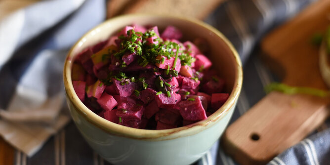Roten Rüben und Apfel Salat | © SONNENTOR Auf dem Foto sieht man eine Schüssel mit Rote Rübe Apfel Salat. Darauf ist frischer Schnittlauch gestreut. | © SONNENTOR