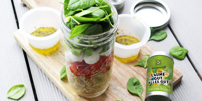 Caprese-Salat | © SONNENTOR Auf dem Foto sieht man ein Glas gefüllt mit Caprese-Salat. Daneben liegt eine SONNENTOR Gewürzdose Laune gut, alles gut. | © SONNENTOR