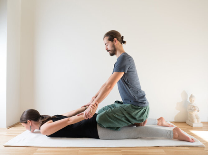 Yogaposition die Kobra | © SONNENTOR Auf dem Foto sieht man zwei Yogapartner in der Kobra Position. | © SONNENTOR