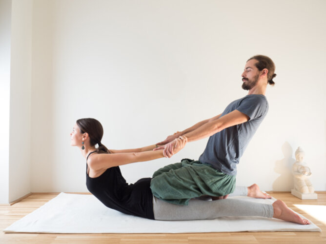 Partnerübung die Kobra | © SONNENTOR Auf dem Foto sieht man die vollständig ausgeführte Partner Yogaübung die Kobra. | © SONNENTOR